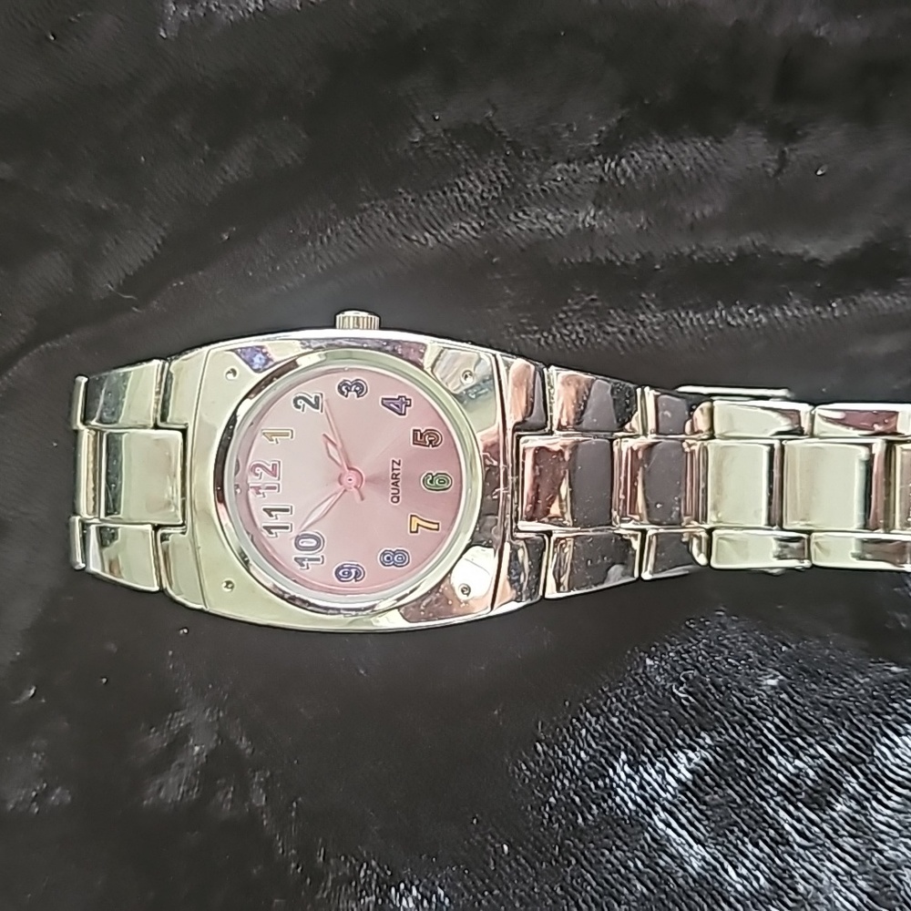 Ladies Silver Tone quartz watch with light pink face. Beautiful condition